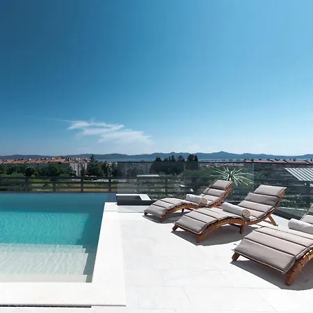 Luxury With A Swimming Pool - 21615 别墅
