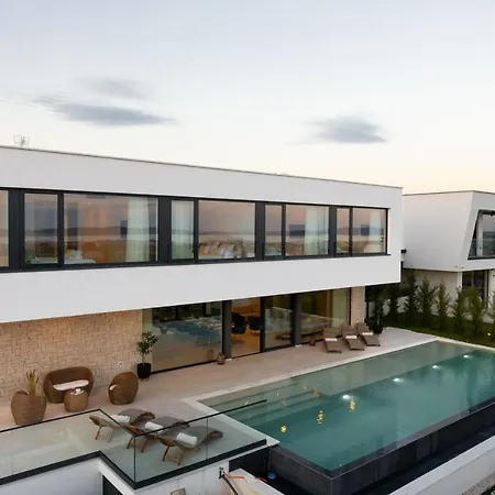 Luxury With A Swimming Pool - 21615 자다르